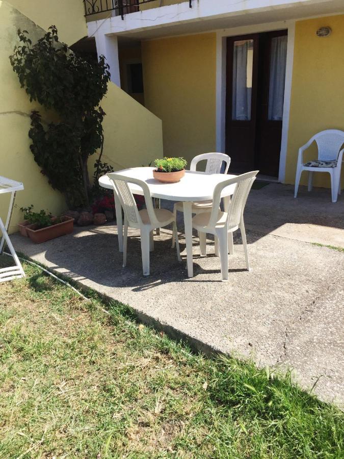 B&B Anna Piscinas Bagian luar foto