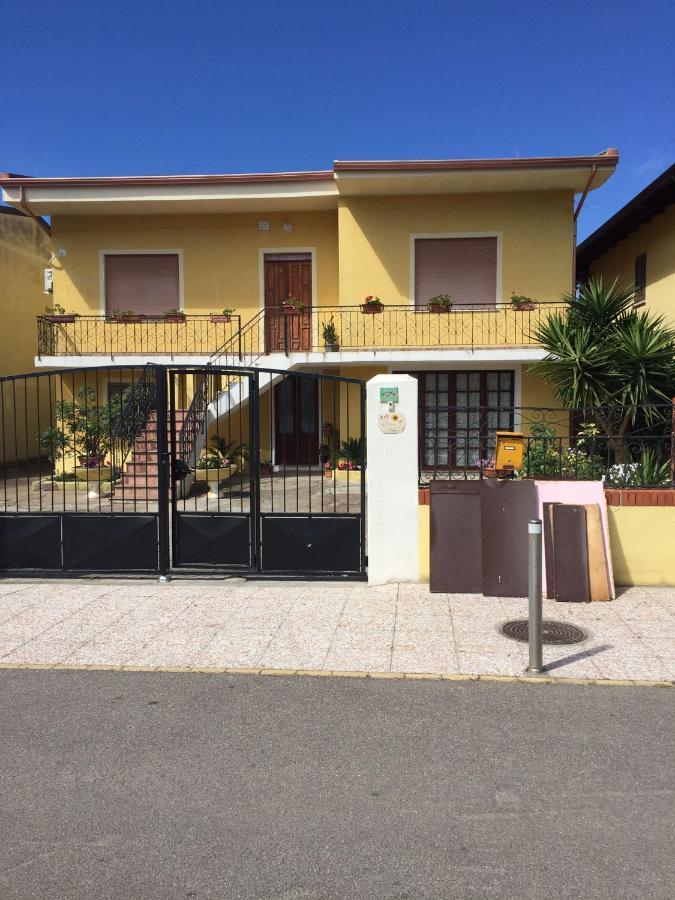 B&B Anna Piscinas Bagian luar foto