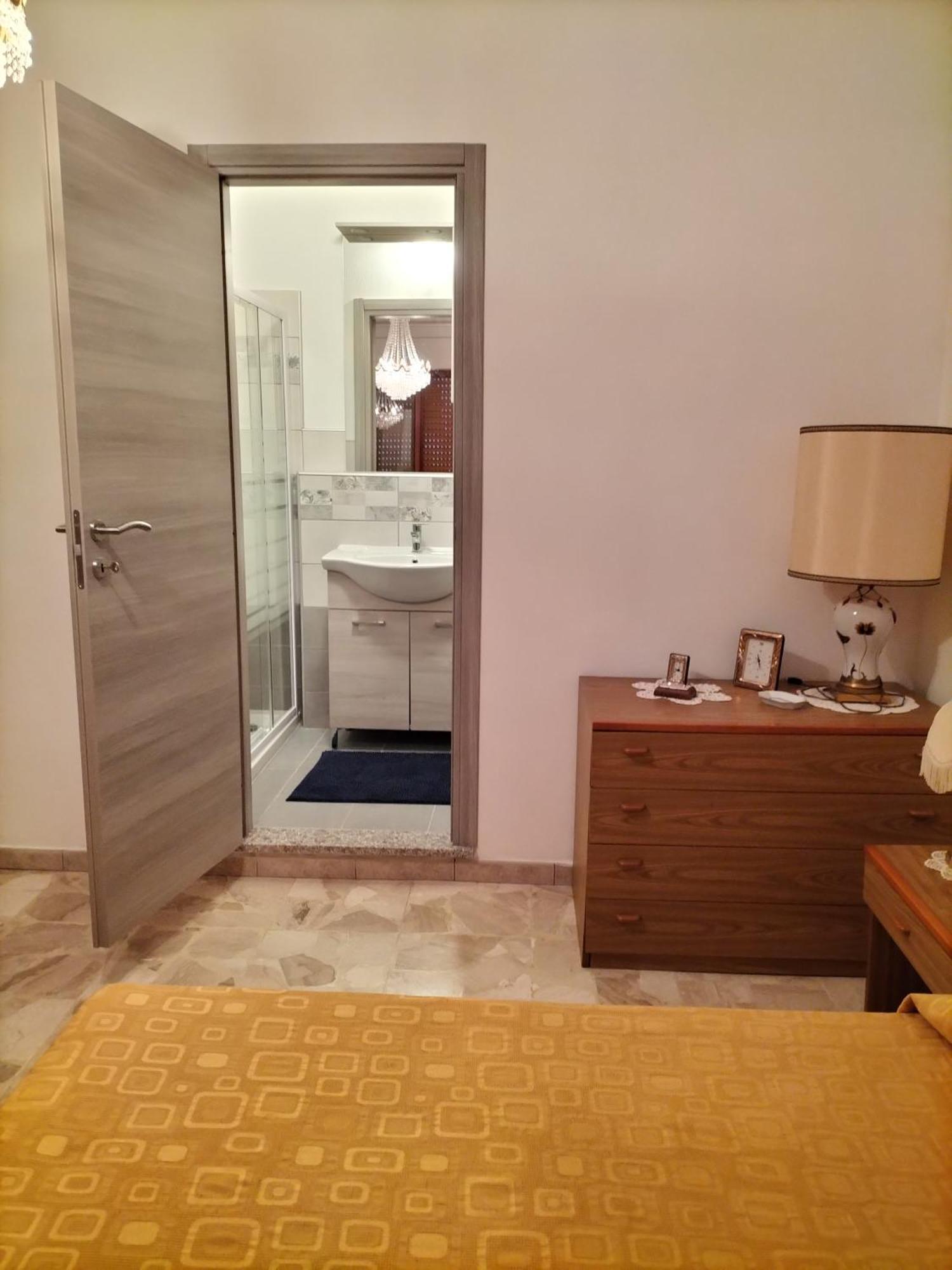 B&B Anna Piscinas Ruang foto